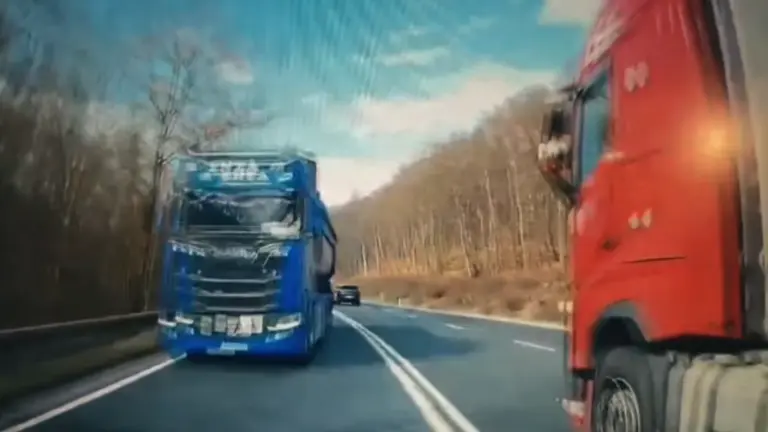 Videón a kamionok közé szorult rémálom: szerinted ki kapta a bírságot?