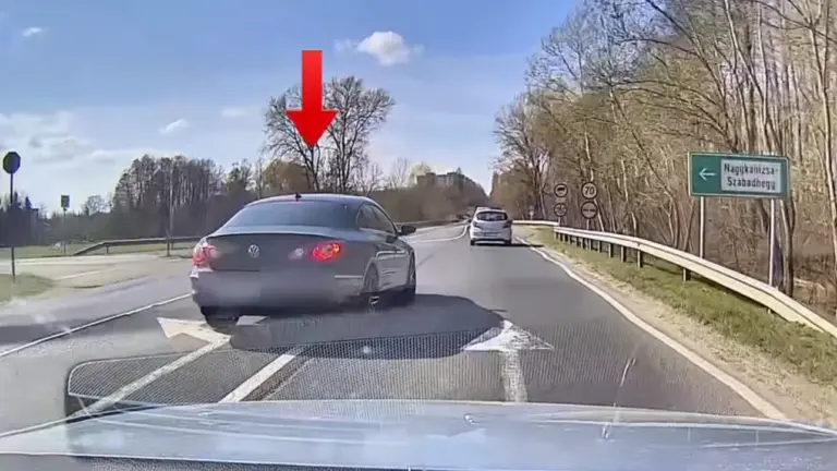 Kanyarodósávban előzte a sort, kitalálod, milyen autó elé sorolt vissza?