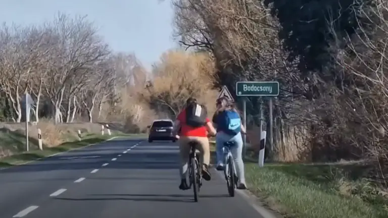 Tényleg nem foglalkoznak a rendőrök a szabálytalan biciklisekkel? Videón az ellenpélda!