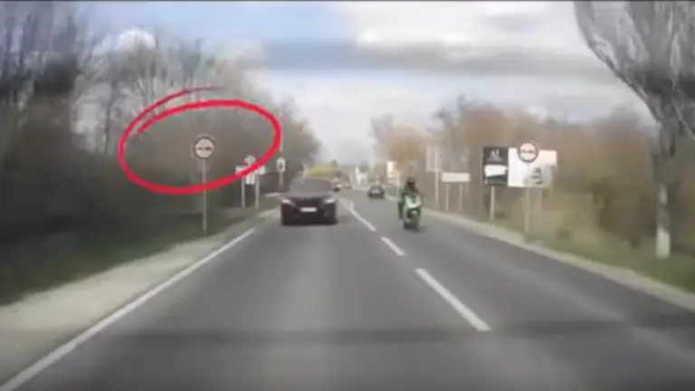 Korán kezdte az előzést: kitalálod, milyen autó mellett száguldott el?