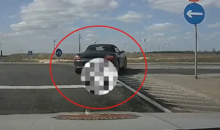Nem zavarta a mögötte érkező rendőrautó: figyeld, mit művelt a sportkocsi sofőrje!