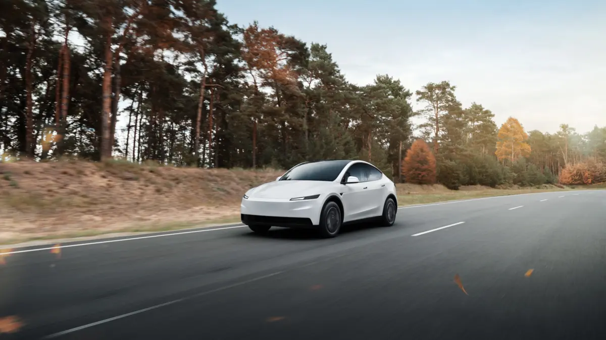 Tesla Model Y fehér színben menetközben.