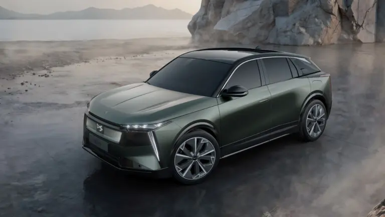 Világító emblémát és hűtőrácsot kap a franciák prémium SUV-ja