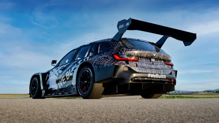 Kombit indít a BMW a világ egyik legkeményebb versenyén!