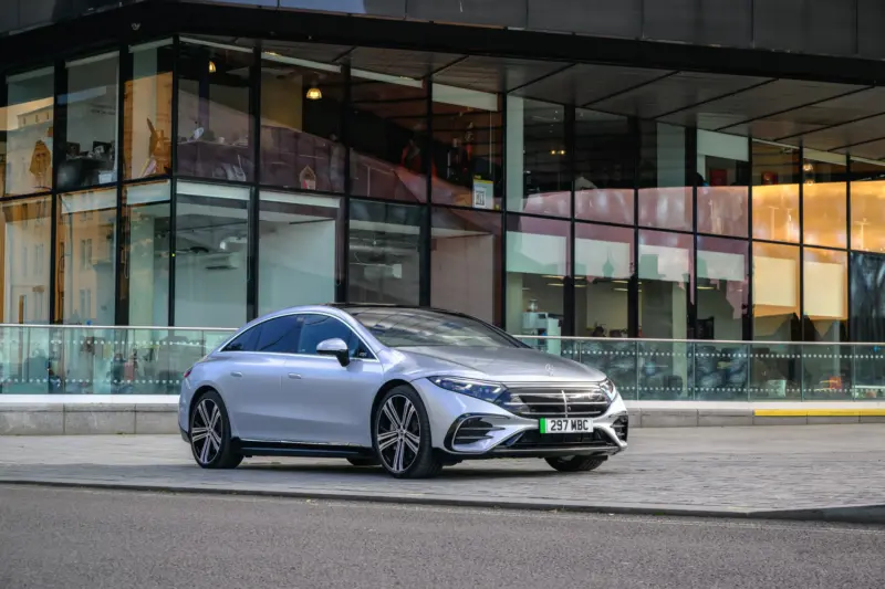 Mercedes EQS prémium elektromos modell városi környezetben.