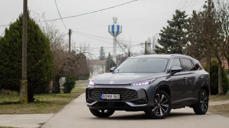 Kinek éri meg kifizetni a konnektoros változat felárát? Teszten a hibrid MG HS!