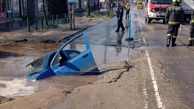 Beszakadt az út Budapesten: elnyelte a kátyú az autót!