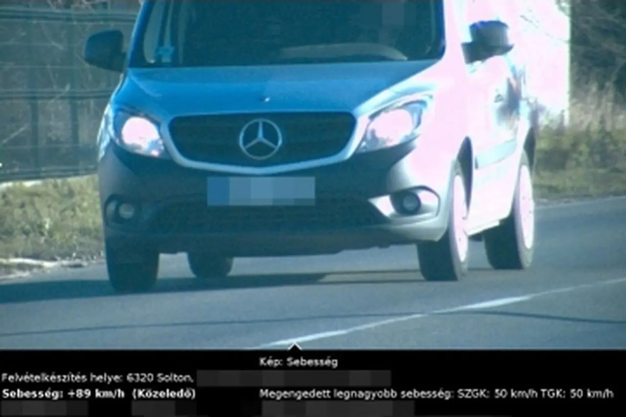 Hiába az 50-es tábla, nem mindenkit érdekelt! Mutatjuk, mekkora bírság lett a vége!