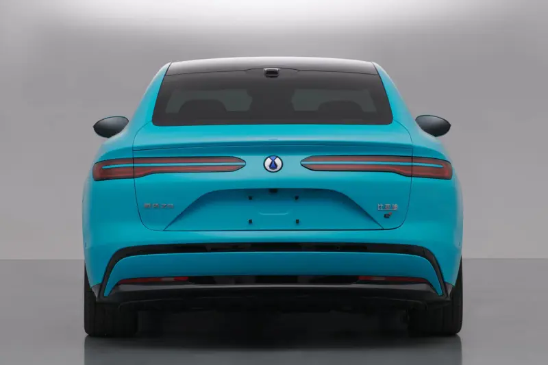 2026 Denza Z9 sedan hátulról kék színben