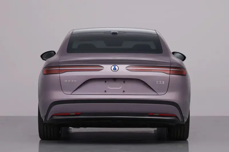 2026 Denza Z9 sedan hátulról lila színben