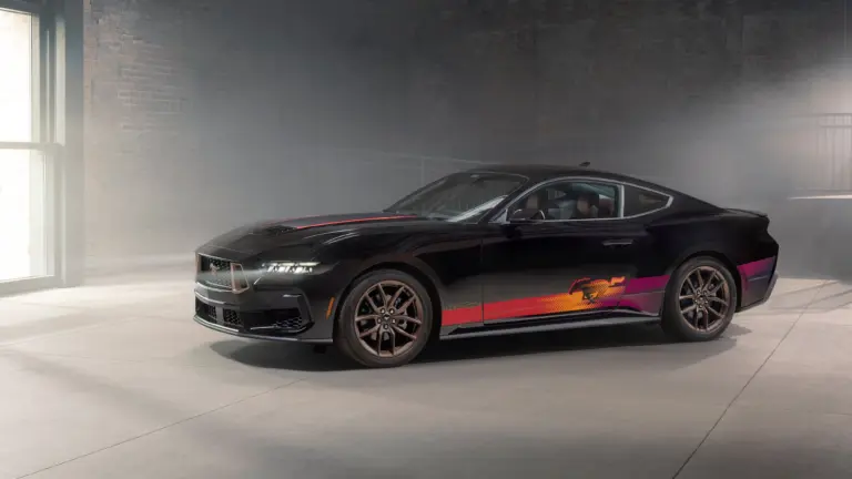 Mi a közös a bukósisakokban és ebben a Mustangban?