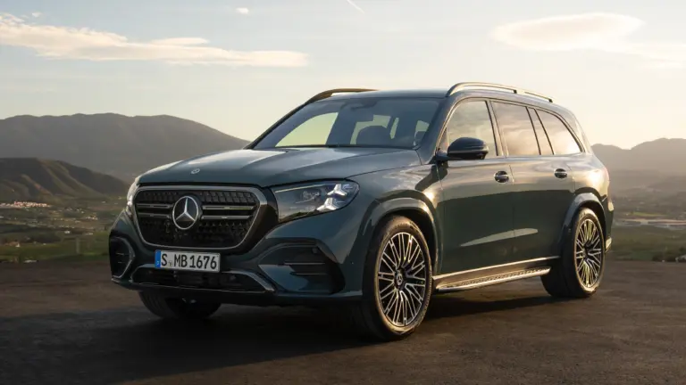 Új arcot és hatalmas képernyőket kaptak a legnagyobb Mercedesek