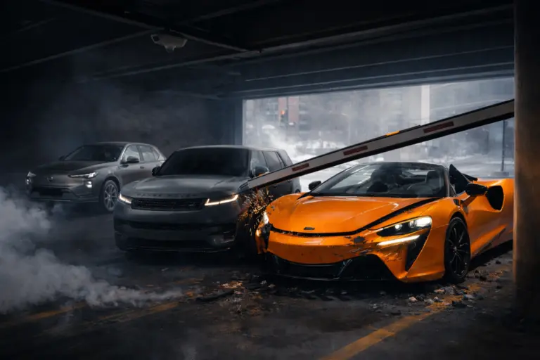 AI generált tartalom egy Mclaren egy Volvo és egy Rabge Rover sport autóról, baleset közben.