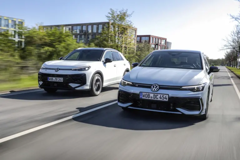 Történelmi bejelentés: íme a Volkswagen első full hibrid autói!