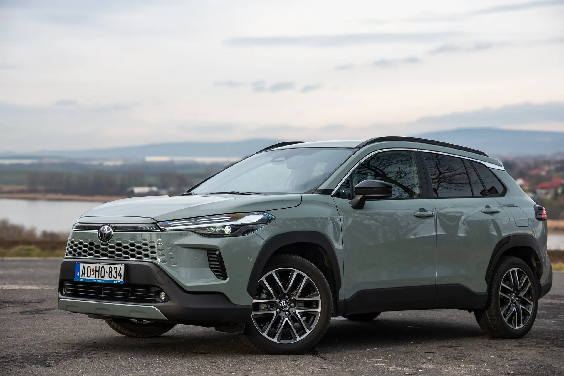 Ezzel nem tudsz melléfogni! – Teszten a frissített Toyota Corolla Cross!