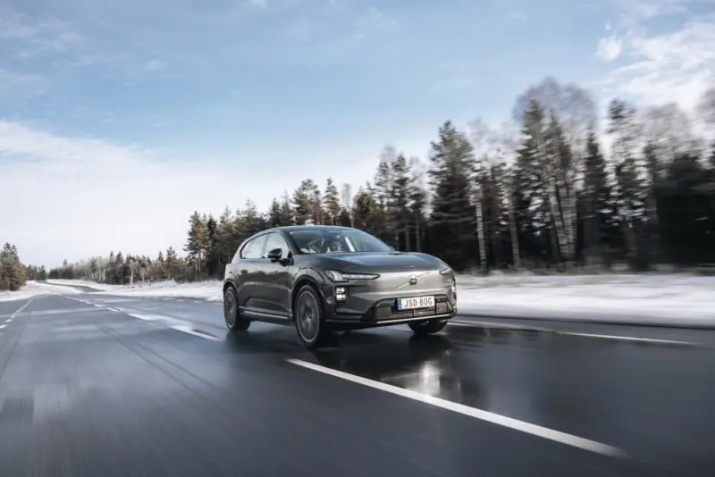 Volvo EX60 rolling fotó, havas tájon.