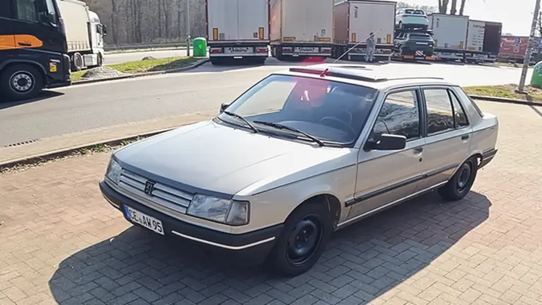 190 km/h, ezzel? Vajon túléli a 35 éves, francia autó a végsebesség-tesztet?