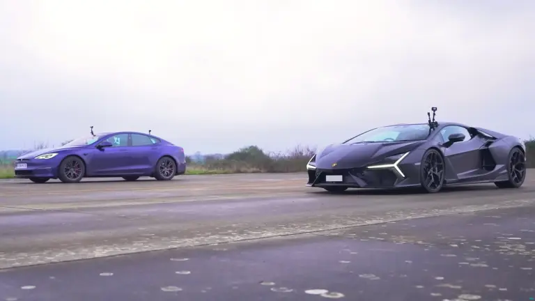 Vajon legyőzi a leggyorsabb Lambo a leggyorsabb Teslát? Videón a válasz!