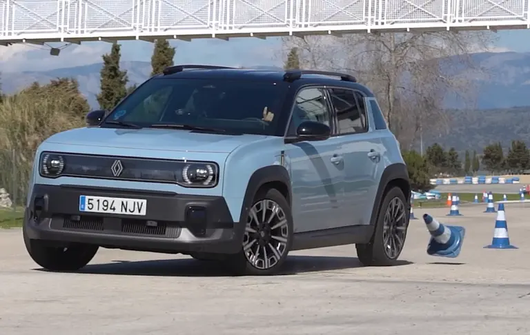 Durván megszenvedett a jávorszarvasteszttel a Renault 4!