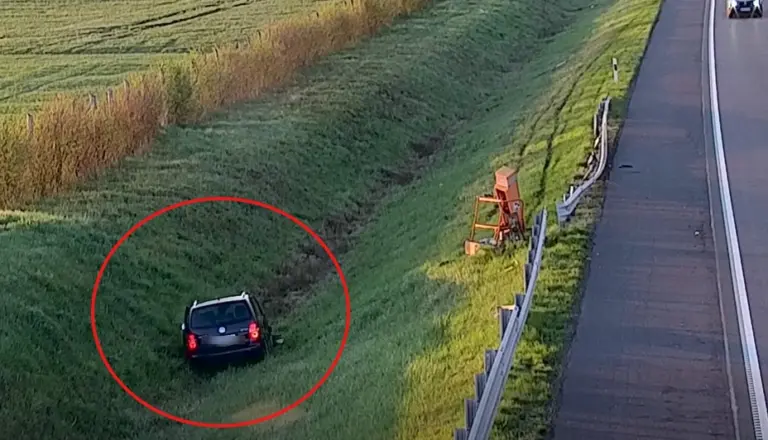 Belerongyolt az árokba az M1-esen, majd nekiállt stoppolni! Te megálltál volna neki?