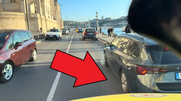 Még a mentős sem hitte el, hogy átférnek: íme a pesti alsó rakpart egy szirénázó menőautóból nézve!