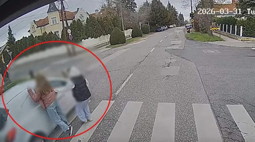 Videó: nekiszaladt az érkező autónak a gyalogos, mégis a gépkocsi sofőrje hibázott!