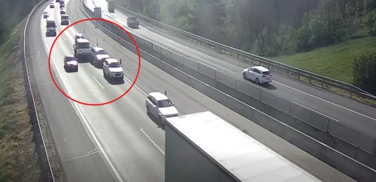 Videó: sávot váltott a kamion, méterekkel mögötte 3 autó tört össze!