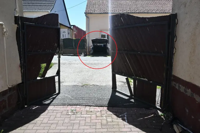 Beültette a gyerekét az ölébe, aki gázt adott,  majd a szemközti ház fogta meg az autót!