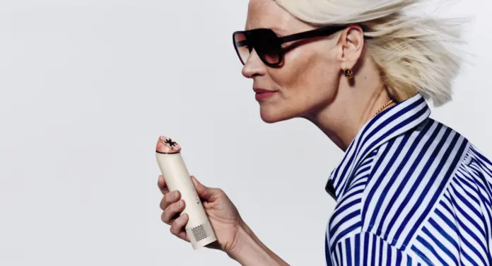 PF01_PPIBPITRCOR_037-RGB-InUse-Talent-Woman-Sunglasses-SideOn-A0_MONO co...