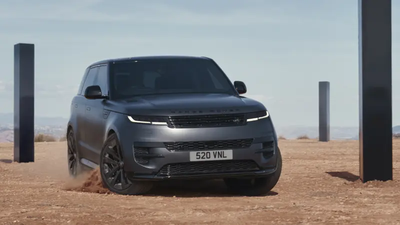 Land Rover Range Rover Sport sivatagi környezetben dinamikus fotón.