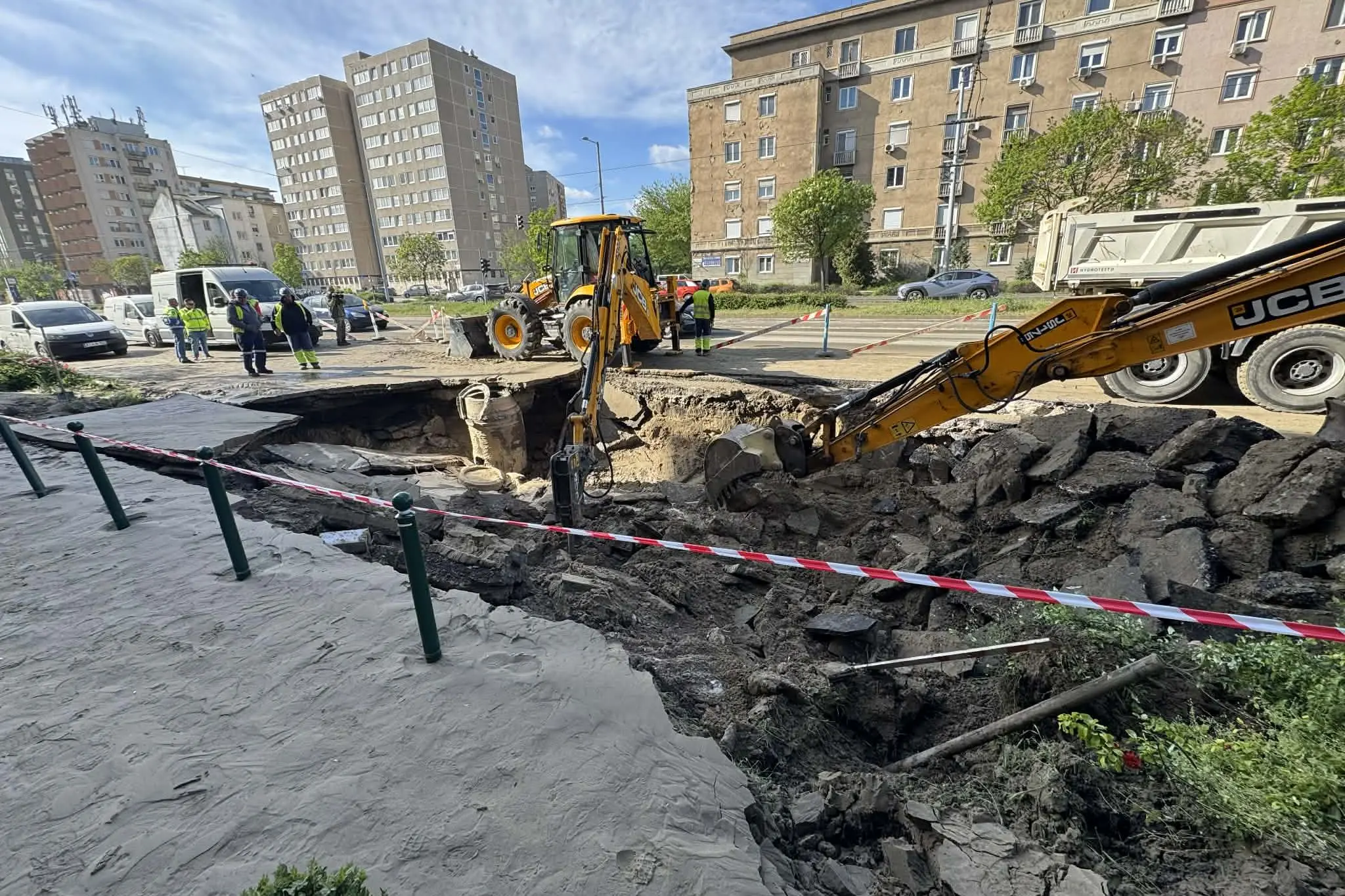 Eltűnt az út a Róbert Károly körúton! Aki még tehetei, kerülje a környéket autóval