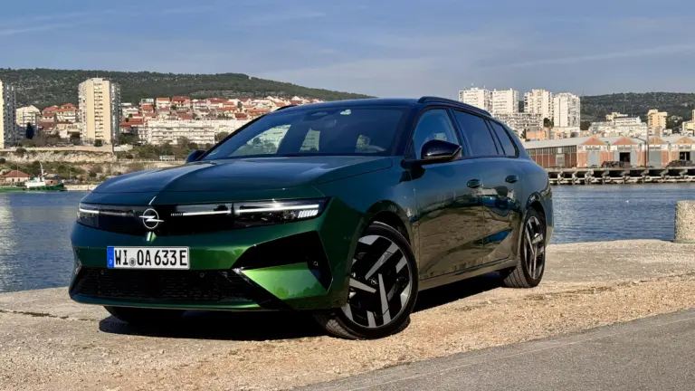 Ilyen lett a friss Opel Astra! Íme az első benyomások és a hivatalos magyar árak!