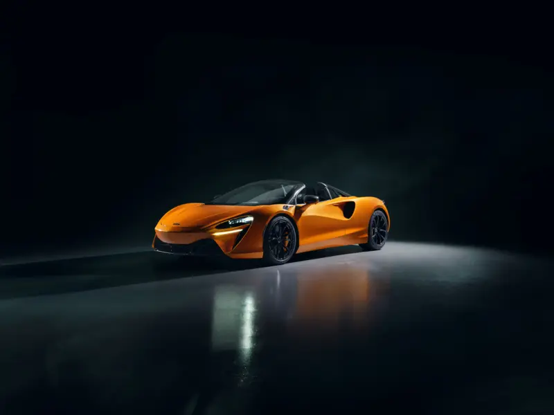 McLaren Artura Spyder Performance narancssárga színben.