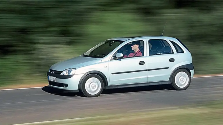 Tartós 180 km/h egy öreg Opel Corsában: Vajon túléli a végsebesség-tesztet?