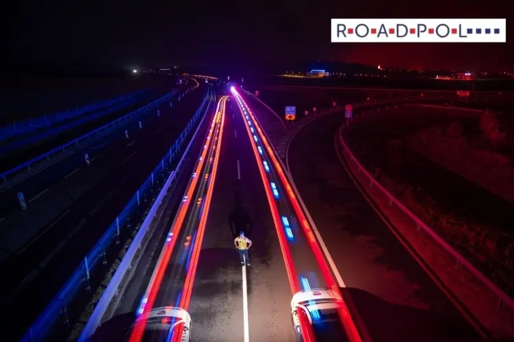 ROADPOL borítókép éjszakai autópályáról.