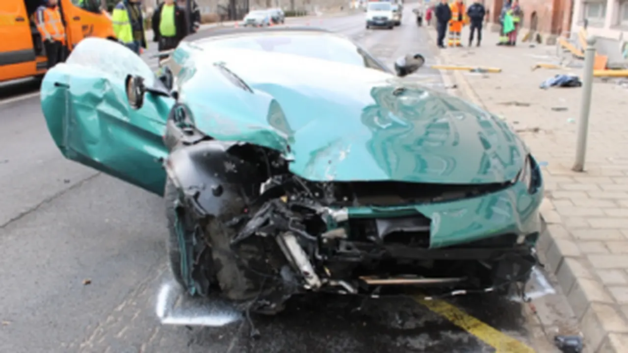 Videón a győri gázolás: így csapódott a buszmegállóba az Aston Martin!