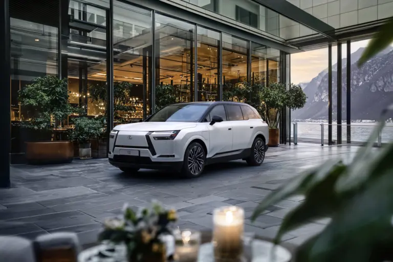 Hatüléses, óriás SUV-ot hoz Magyarországra a Lexus!