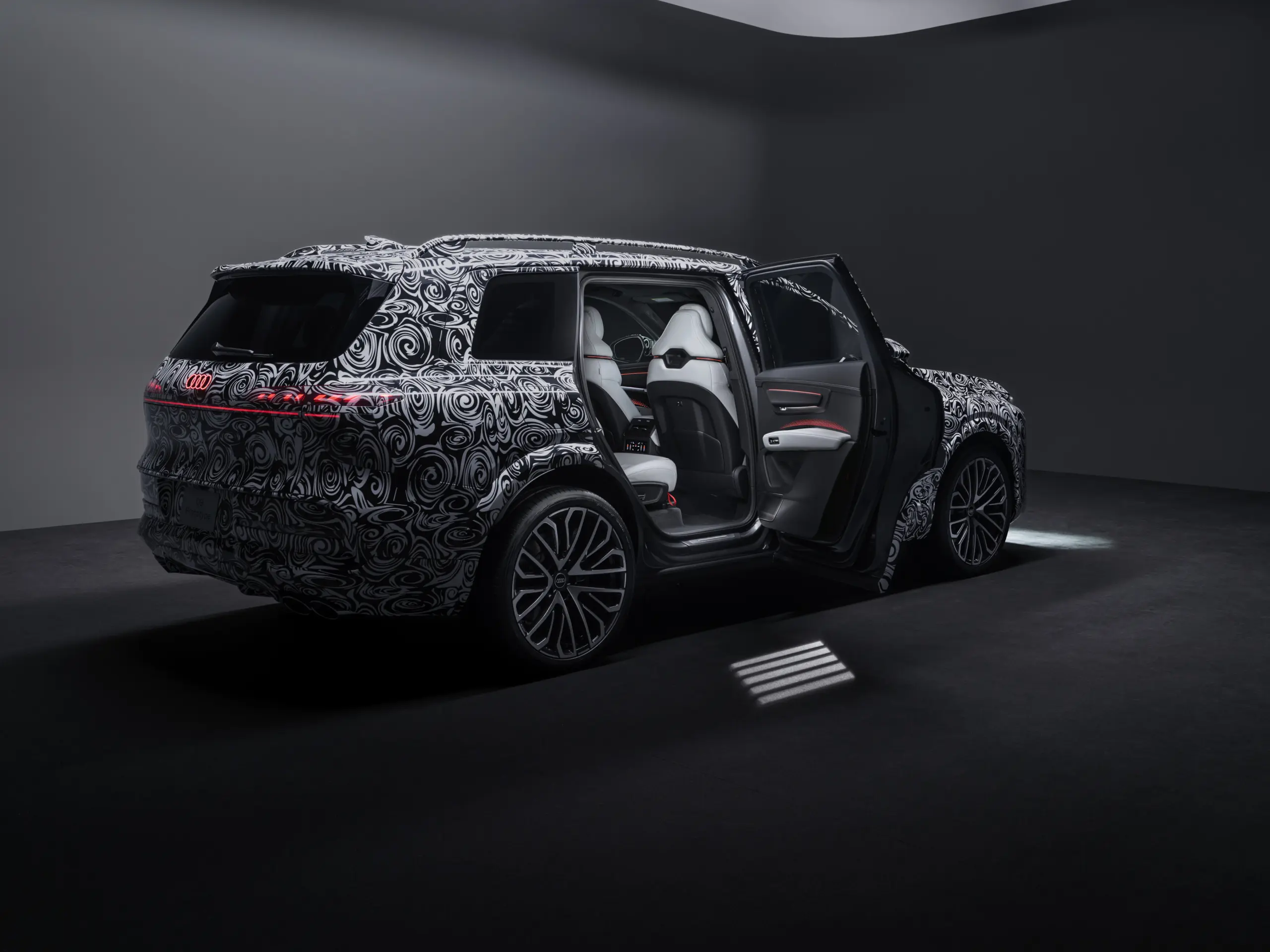 Tényleg ez lesz az A8 helyett? Hivatalos fotókon az Audi újdonsága, íme a Q9!