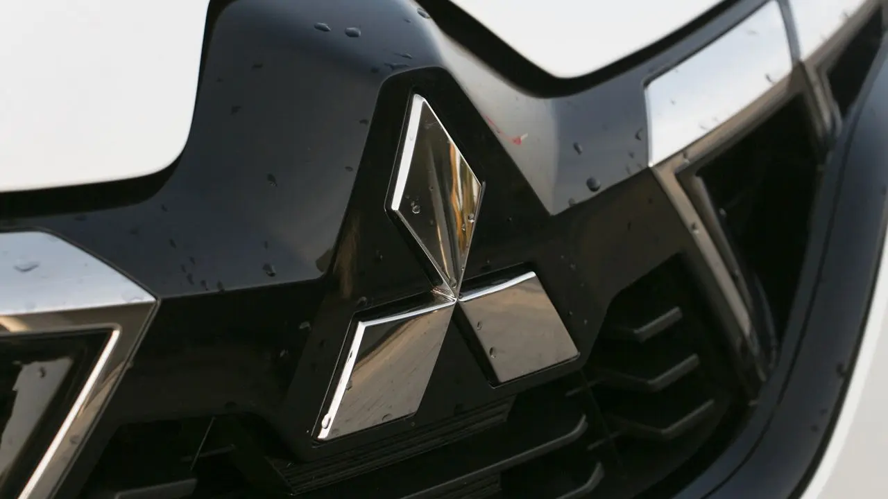 Hivatalos: visszatér a Mitsubishi Pajero! Íme az első fotó!
