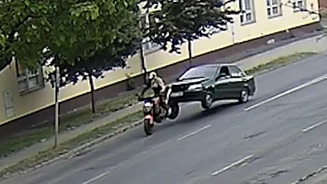 Videó: motorosnak hajtott a Suzukival, a sofőr már nincs szabadlábon