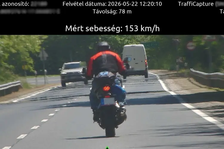 153 km/órával kapta le a traffi a motorost! Figyeld, mekkora bírság lett a vége!