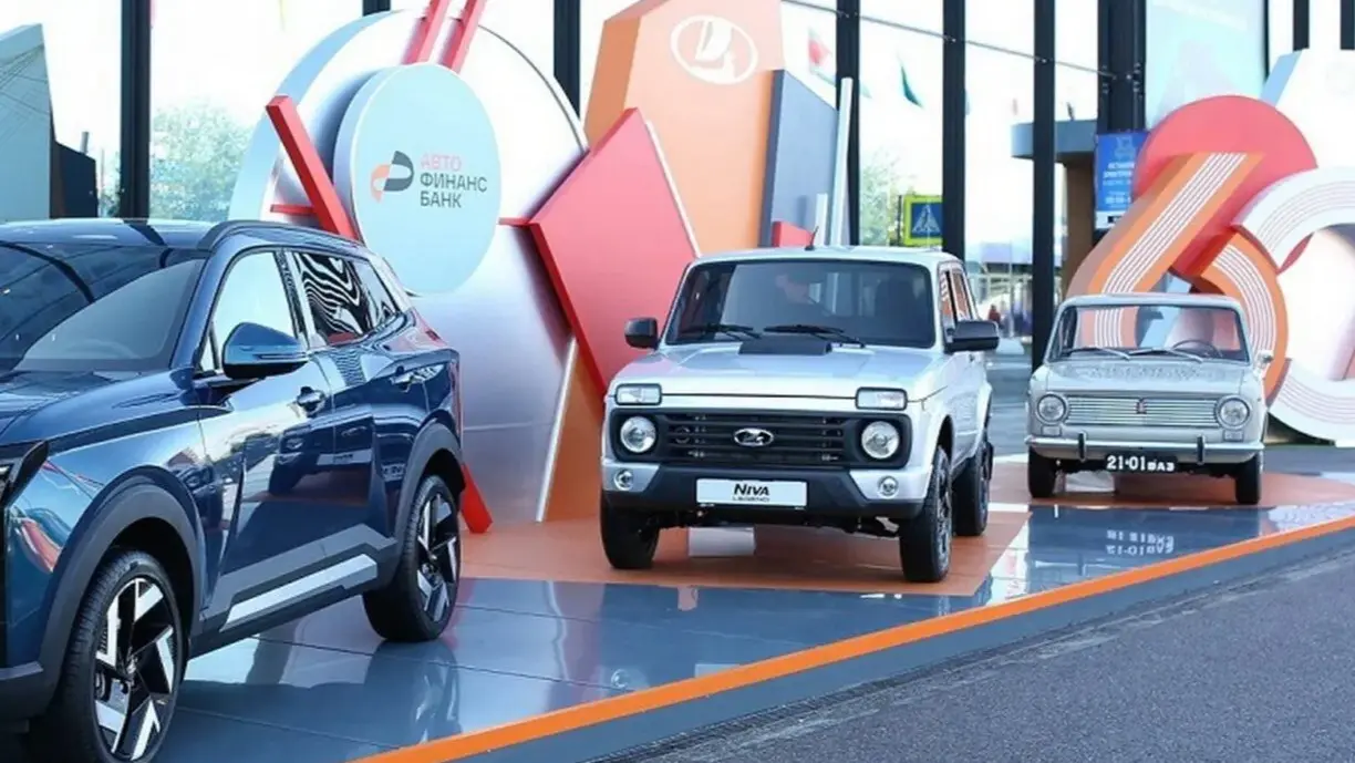 Frissül a Lada Niva, légzsákos kormányt és érintőképernyőt is kap!