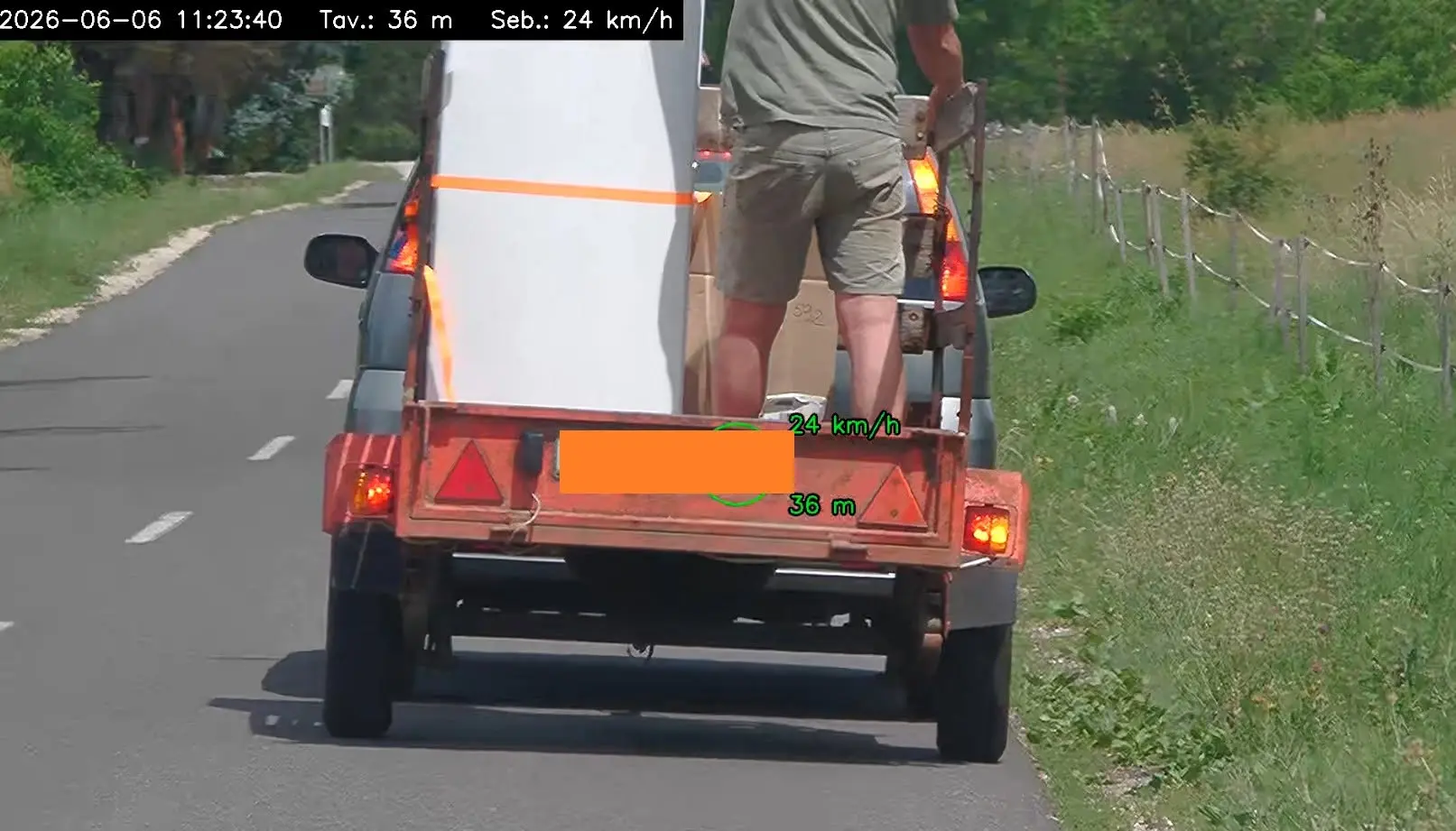 Alig hitt a szemének a rendőr Borsodban: az utánfutón állva utazott egy férfi