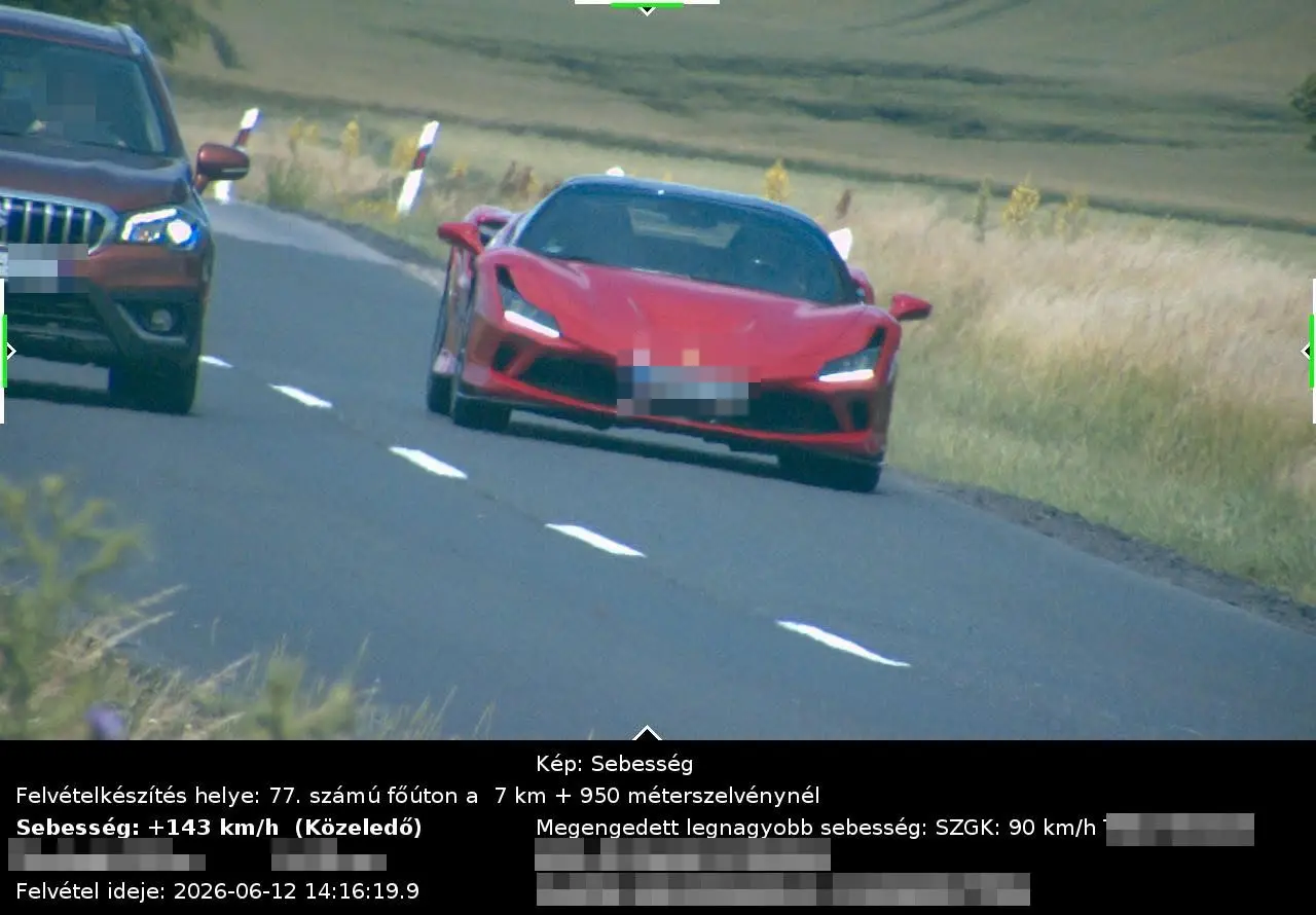 140 km/óra fölötti tempóval előzte a Suzukit a Ferrari sofőrje, jött is a büntetés!