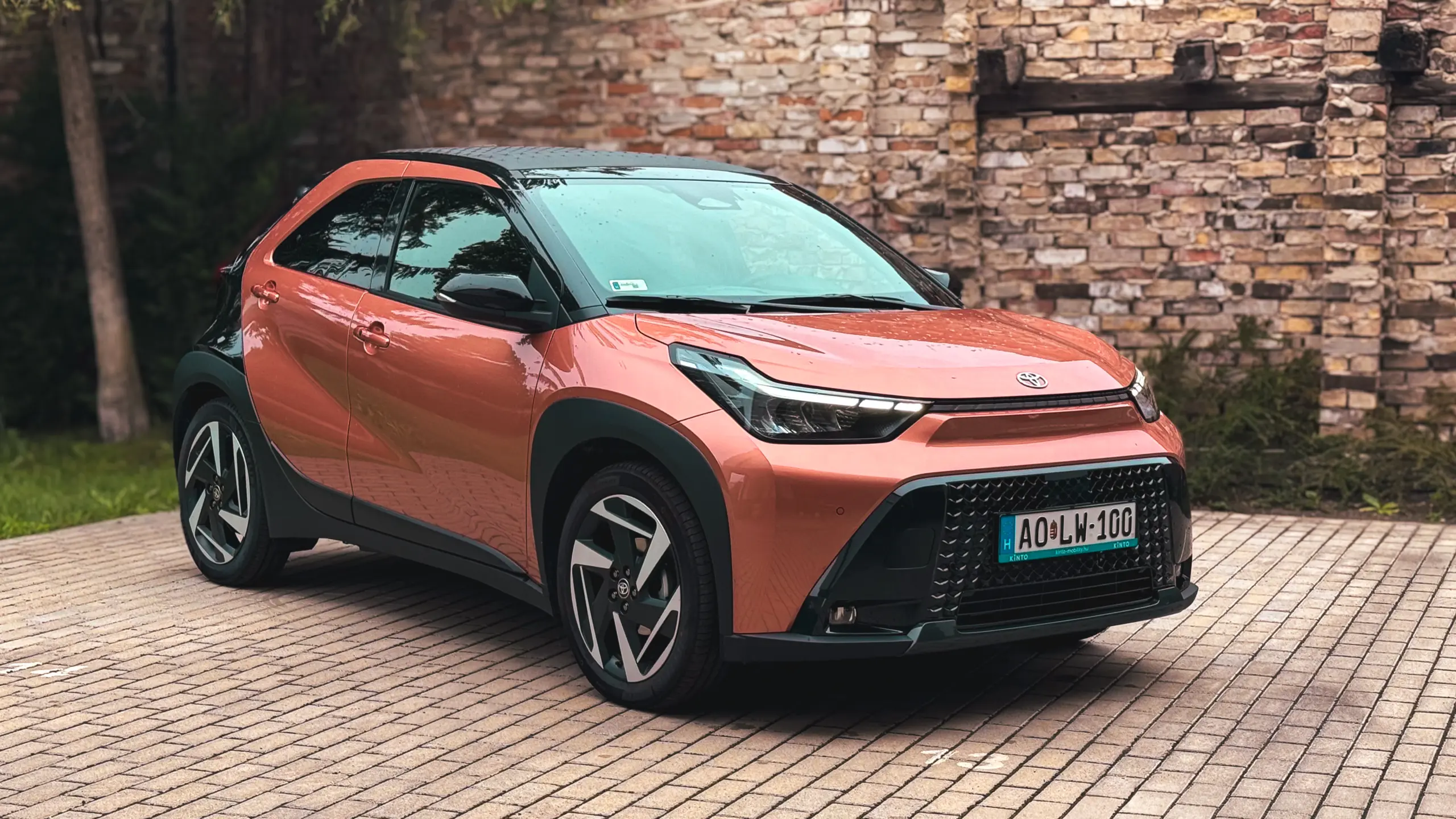 Hibrid Aygo X a házban – veszélyes lehet a Yarisra?