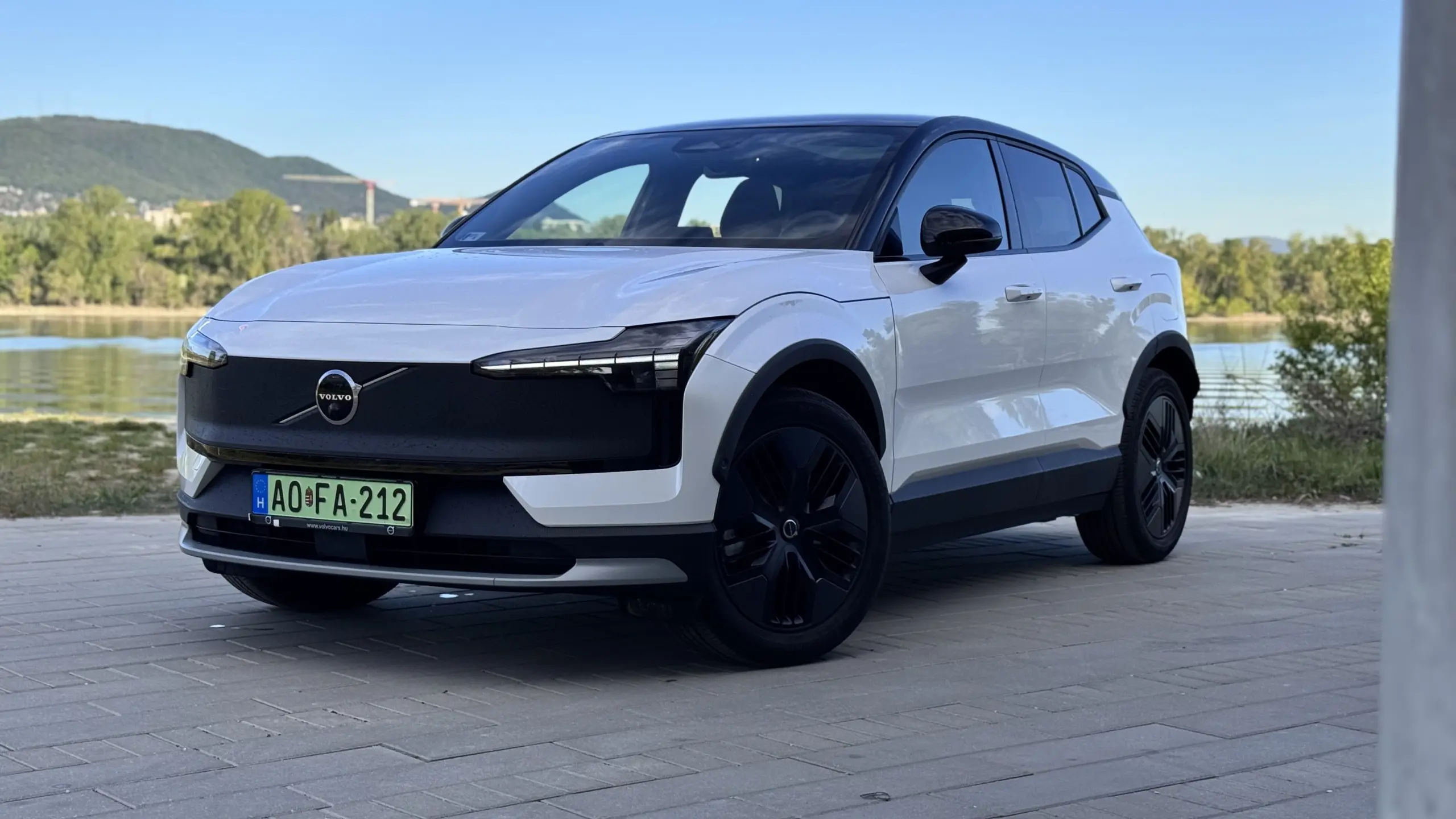 Megéri a hatalmas felárat? Teszten a Volvo első villanyos Cross Country modellje!