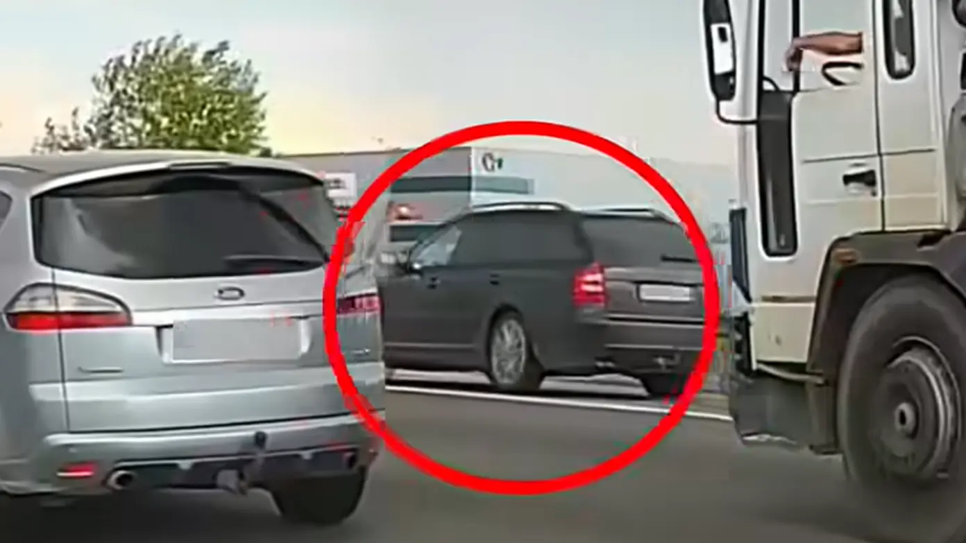 A leállósávon előzött a Skodával: kitalálod milyen autóból vették videóra?
