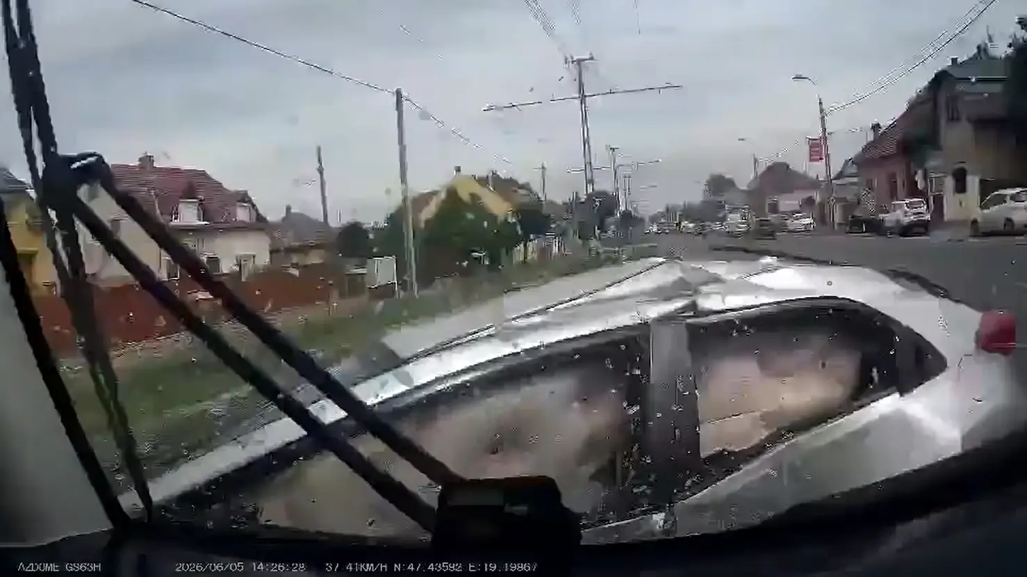 Videón a baleset: így tarolta le a villamos az elé forduló Hondát