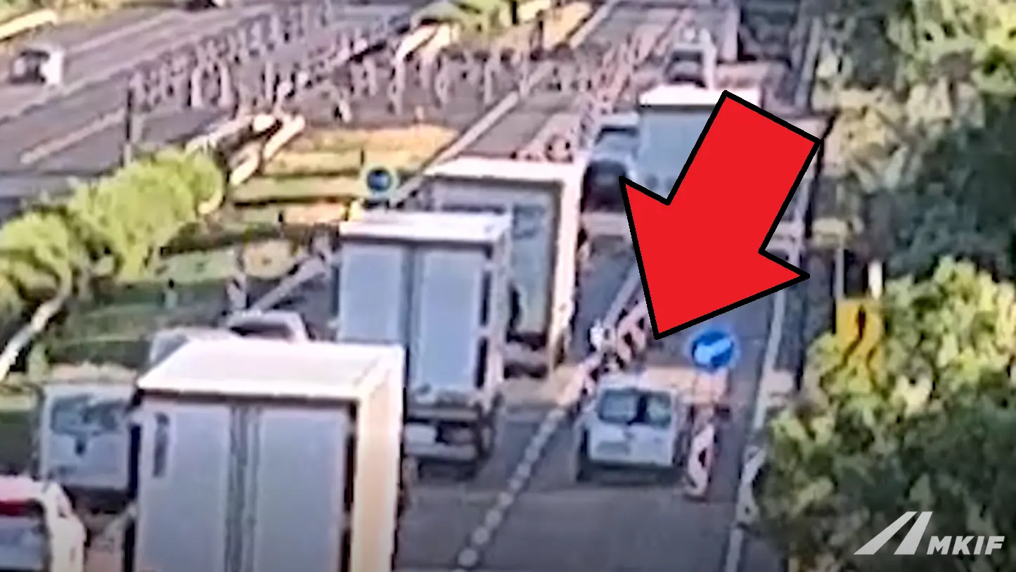 Leállósávon előzött, áthajtott a terelőtáblákon, majd egy kamionba csapódott: íme a videó!