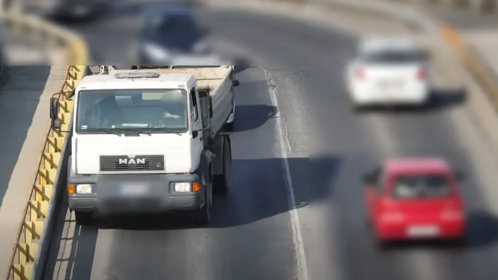 Majdnem a szalagkorlátnak hajtott egy teherautó a rendőrök láttán! Kitalálod, hogy miért?